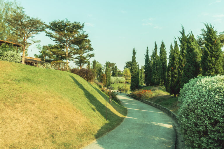 Jardin aménagé par un paysagiste en Normandie avec massifs fleuris et espaces verts
