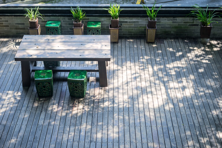 Terrasse en bois avec mobilier de jardin et plantes – aménagement extérieur par Normandy Design
